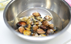 洗蛤蠣狂脫皮？行家曝：越黑越新鮮