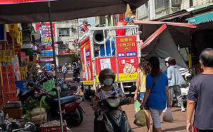 市場掃街差很大！刪Q宣傳車撞翻攤商棚傘 3Q獲阿嬤力挺