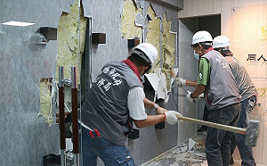 鐵腕護公安 高市府再拆6處老舊大樓避難逃生通道障礙