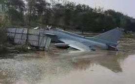 (影)中國殲-10S戰機墜毀河南 機首斷裂.2飛行員跳傘