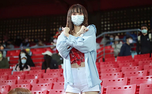 場邊美女翹臀熱舞！女球迷身份曝光