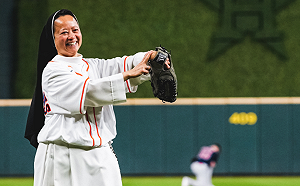 (影)修女也瘋狂！太空人邀她開球