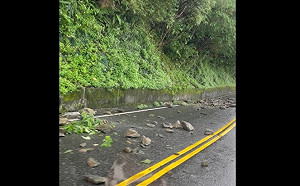 (影)天雨＋地震！蘇花公路南澳至東澳路段落石 公路總局搶修中