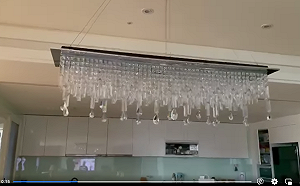 18樓豪宅水晶吊燈搖晃15秒曝光！陳美鳳稱搖好大 卻仍為愛心義賣強鎮定