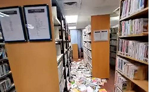 強震過後「苦了館員」 新莊圖書館書籍掉滿地 畫面曝光