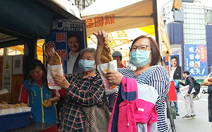 慶祝光復節&刪Q！ 新北市議員林金結1000份雞排免費送