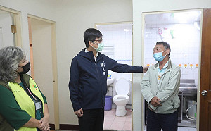 陳其邁陪城中城受災戶看屋 研擬延長租屋補助期限