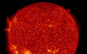 太陽表面「噴火」照曝光！鄭明典：比預期更活躍