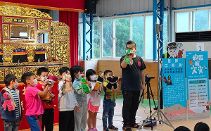 新北傳藝進校園 布袋戲第一代女演師江賜美率領劇團進原鄉