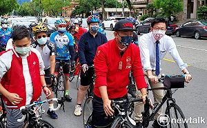 歡樂告別立院！陳柏惟騎腳踏車「破風前行」象徵落腳台中