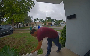 (影)貓竟每日清晨吵出門　看監視器秒懂