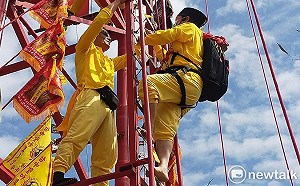 著碩士服攀登108階刀梯 78歲道長蕭道賢：藉由學術提昇素質
