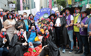 萬聖節「府中搞什麼鬼」 新北市長侯友宜變身吸血鬼王