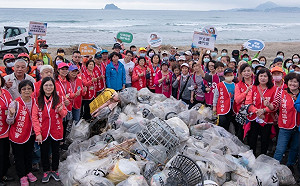 與海共生！ 新北環保局萬里秋季淨灘 清出600公斤垃圾回收物