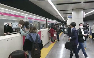 東京捷運「小丑」持刀縱火致17傷  日反思：無安檢、車廂內無監視器