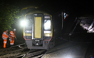 英國火車脫軌又遭後來列車撞上 釀100傷 司機一度受困