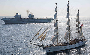 航空母艦遇上三桅帆船！英國「女王」阿拉伯海同框阿曼「訓練艦」