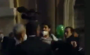 巴西總統波索納洛遭記者追問為何G20落單 保鑣用拳頭「幫忙」回答