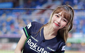 樂天女孩林襄首場「無罩」應援！久違露臉7.2萬粉絲朝聖