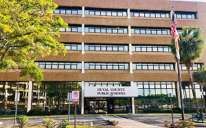 離譜！美國一老師被提名年度教師才2天 因反覆毆打學生被捕