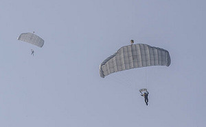 海拔14,000 英尺對中國空降武力展示 印度傘兵旅在中印邊境大演習