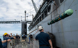 「潛艇母艦」海上為潛艦裝彈照片曝光 中國秀「反潛火箭深彈」嚇嚇人