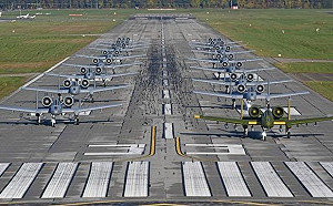 美軍16架A-10C攻擊機「大象漫步」 基地指揮官：我知道敵人有在看