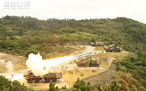 中國第一支新型機動岸導部隊首亮相 東海火力全開發射多枚導彈