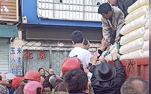 中國糧荒恐懼！多城市爆搶購潮 民眾在超市內大打出手