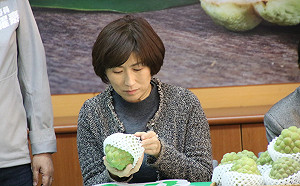 中國封殺 饒慶鈴卻稱吃到變「釋迦臉」也吃不完  綠委：政治話語製造對立