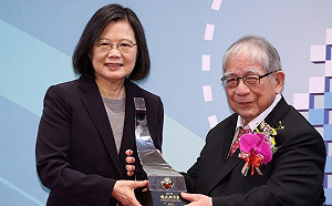 蔡總統頒獎給陳長謙 合影登加州理工網站