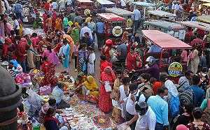 忘了病毒仍在？印度慶祝排燈節狂歡　專家憂：恐爆第三波疫情