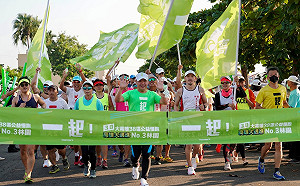 高雄大邁進 趙天麟林園領路跑不忘宣傳公投4個不同意