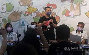 迎戰公投羅智強夜宿高雄  綠辦路跑及街頭宣講