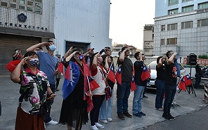 羅智強下鄉第一站夜宿高雄 一早參加市黨部升旗典禮