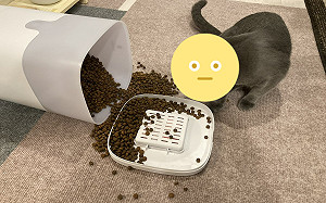 餵食器自己倒下？網笑：案情不單純