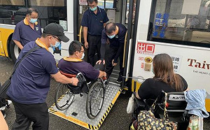 輪椅女孩遭台南公車司機嘲諷「不會開輪椅」 黃偉哲留言致歉