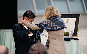 離諾貝爾獎更近了！「台灣第一人」獲威爾許化學獎！翁啟惠偕夫人共同領獎