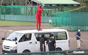 你見過嗎？新庄教外野手長傳爬車頂