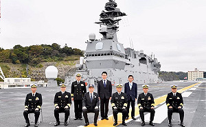 努力提升「海天一域」能力 日防相岸信夫視察「輕航母」出雲號