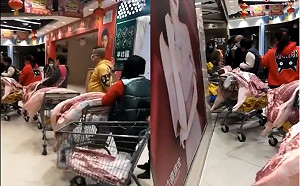 中國官方喊話多吃豬肉 民眾賣場瘋搶「半隻豬躺推車」驚人畫面曝