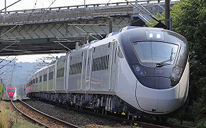 鐵道迷別錯過！台鐵首搭雙11熱潮推限量月曆 收錄明星新車