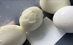 水煮蛋殼一剝就爛?媽拿1物塞電鍋