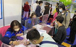 新北年底最大就博湧人潮!現場媒合率達53%