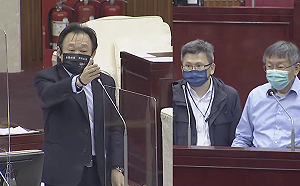 頻頻砲打中央！王世堅送柯文哲「角落生物」諷：角落政客人人踹