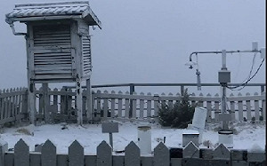 (影)玉山白茫茫積雪2公分!氣象局:中午前仍有機會再降雪