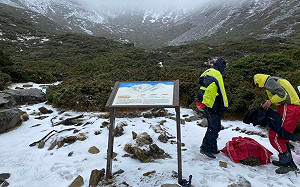 雪山也下雪了!圈谷積雪超過10公分