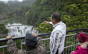 十分瀑布友善步道正式開通 侯友宜「友善十分」邀多元族群賞瀑