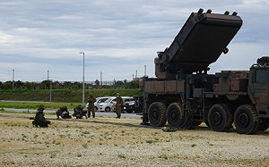 日本武裝宮古島　地對艦、地對空導彈運抵自衛隊營區
