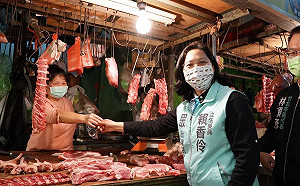 「核四沒有為台灣發過一度電」 賴香伶掃湖口、竹北天后宮宣傳公投立場